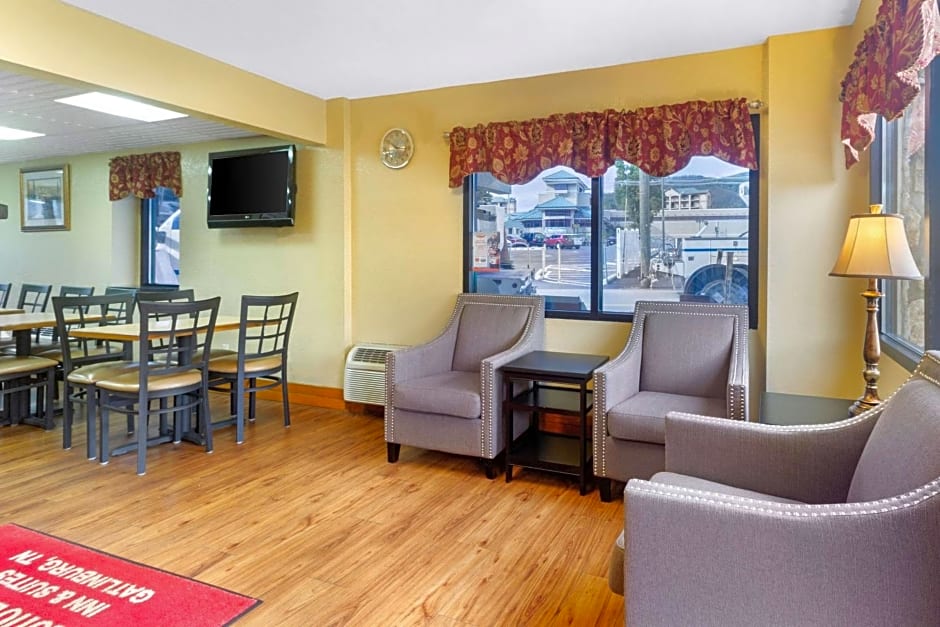 Econo Lodge Inn & Suites At The Conference Center