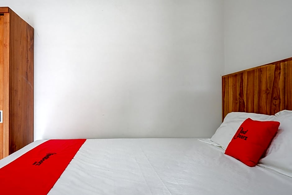 RedDoorz Plus Syariah near Stasiun Tegal 2