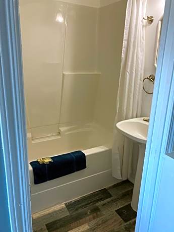 Queen Room - Non-Smoking