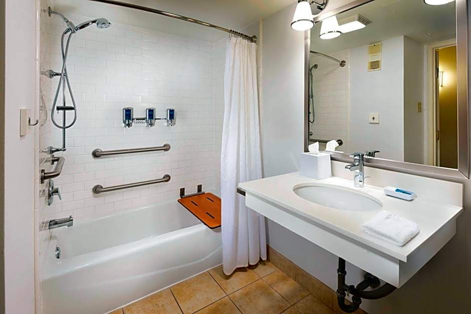 DoubleTree by Hilton Manhattan, KS