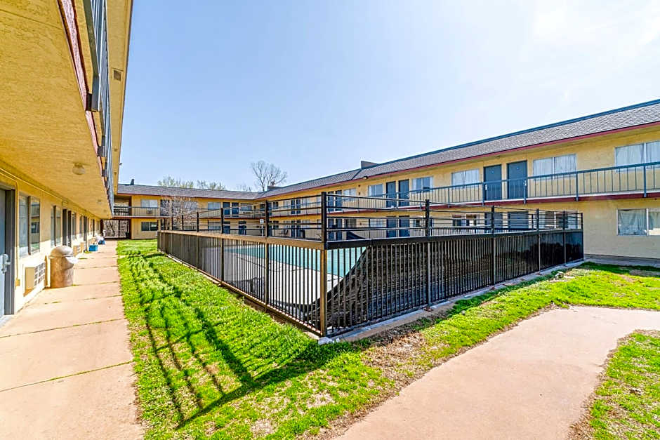 Castle Inn & Suites By OYO Chickasha
