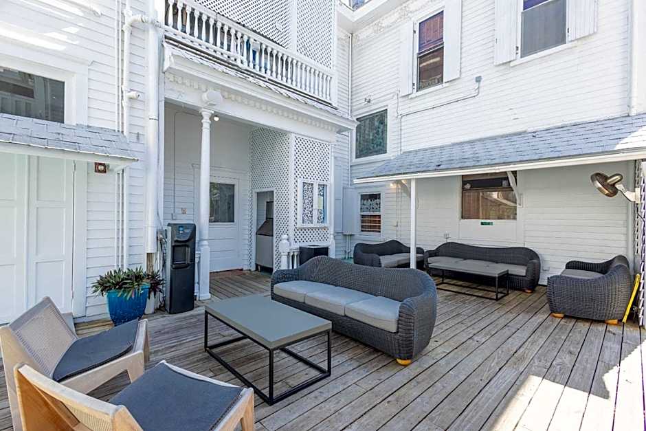 Deluxe Queen at the Curry Mansion - Parking & Heated Pool!