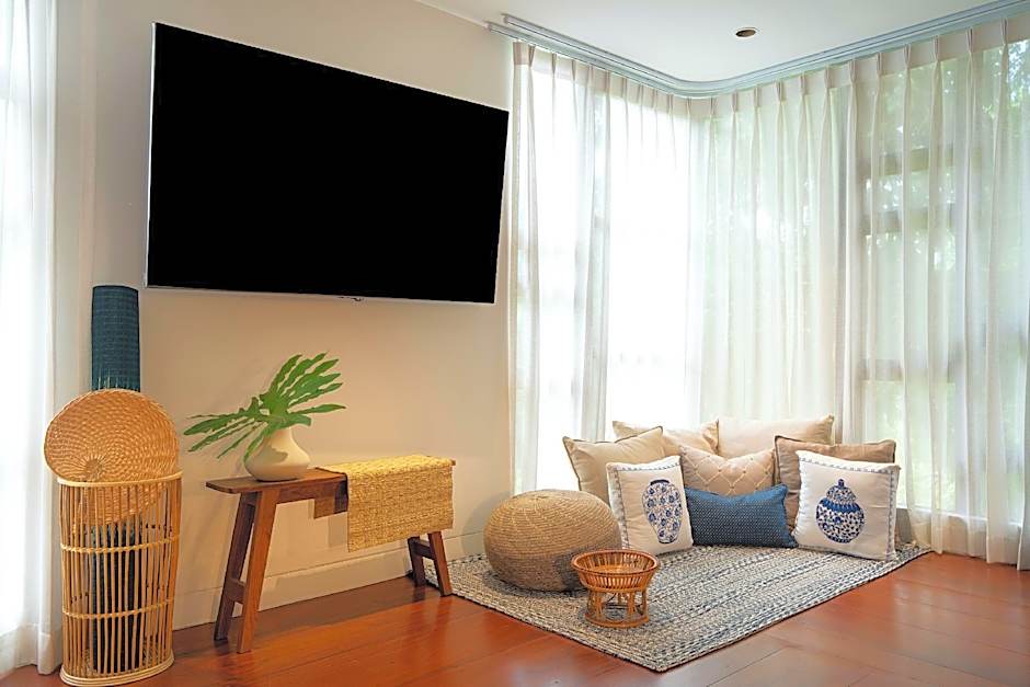 Syama Ayudhya, Residence & Café