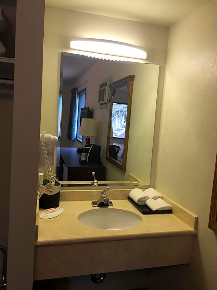 Super 8 by Wyndham Kelowna BC