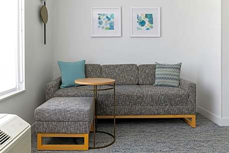 Corner King Studio with Sofa Bed and Mountain View