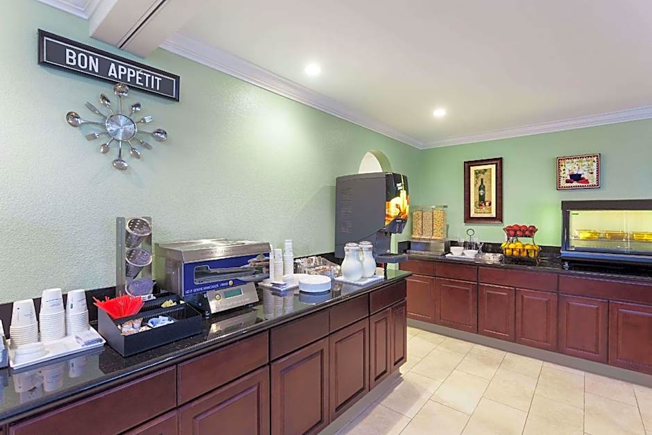 Travelodge by Wyndham Orange County Airport/ Costa Mesa