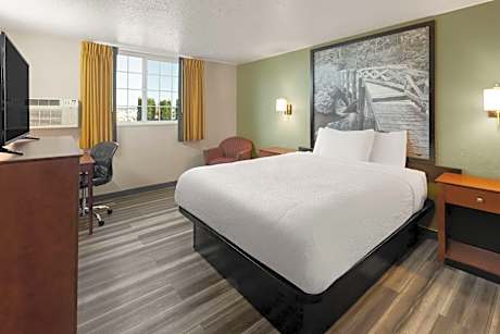 Queen Room - Non-Smoking