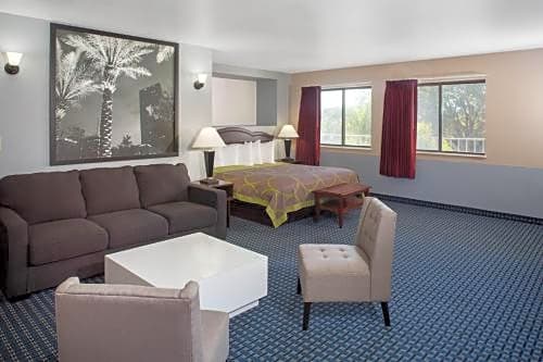 Super 8 by Wyndham Naples