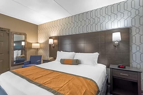 King Room with Roll-In Shower - Mobility Accessible/First Floor