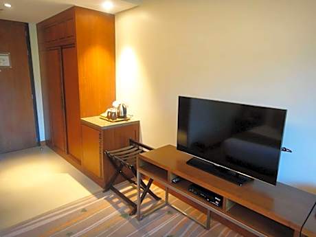 2 SINGLE BEDSNSMKDELUXEFREEWIAIRCONMINBARSAFECONTINENTAL BREAKFAST