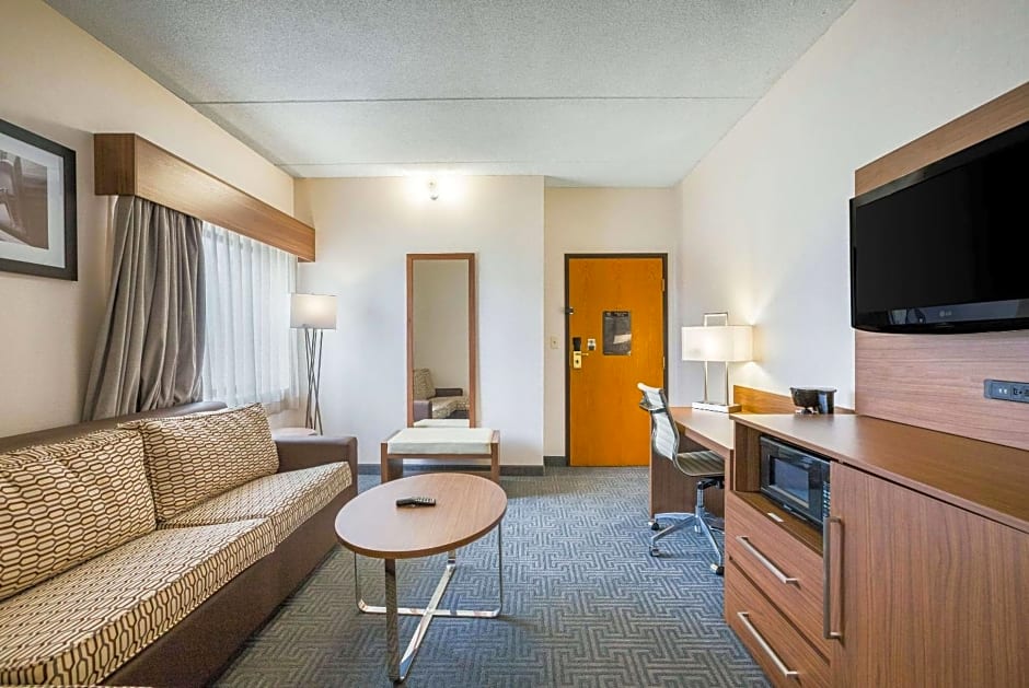 Quality Suites Hotel - Lansing