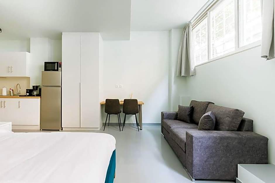 Snug studio apartment with shared garden IV