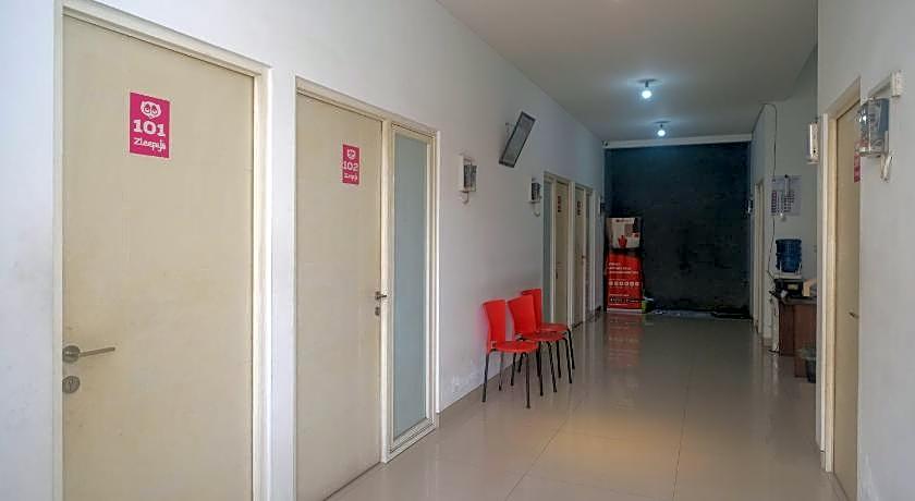 RedDoorz Syariah near Simpang Lima Semarang
