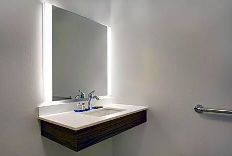 Suite with Mobility Accessible Tub - Non-Smoking