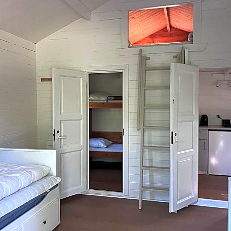 Classic Bungalow shared bathroom no bed lined