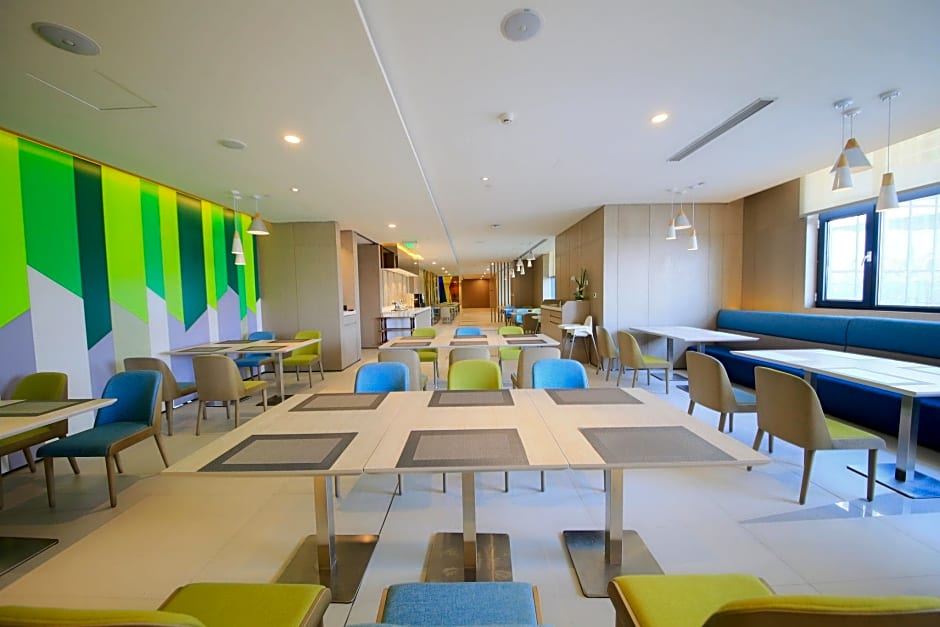 Holiday Inn Express Yingkou Onelong Plaza By IHG