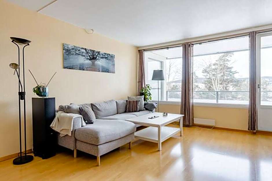 Calm and tidy room in apartment, 14min train ride to city center