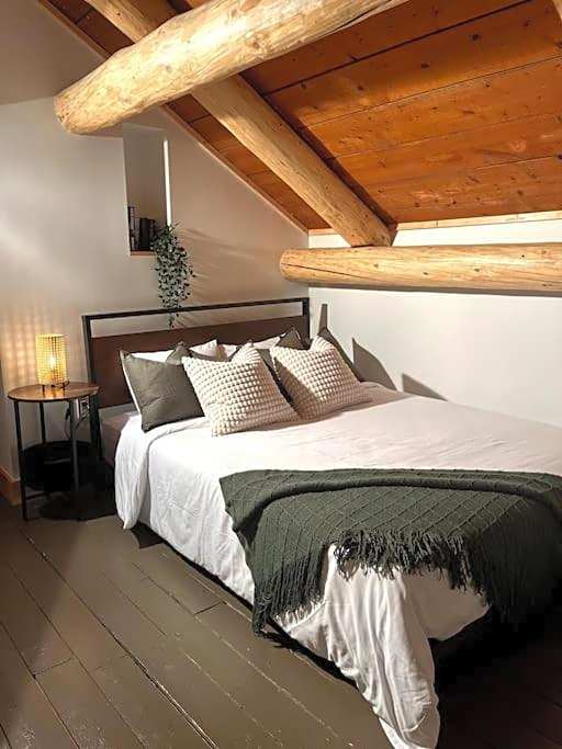 Golden Cabin - Hot Tub - Games Barn - Theatre