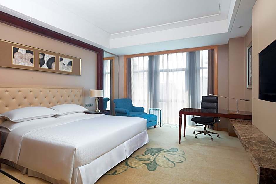 Photo 1 of 6 of Deluxe 1 King Bed Guestroom, City View, Low Floor