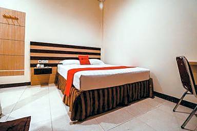 Reddoorz Plus near Makassar Town Square