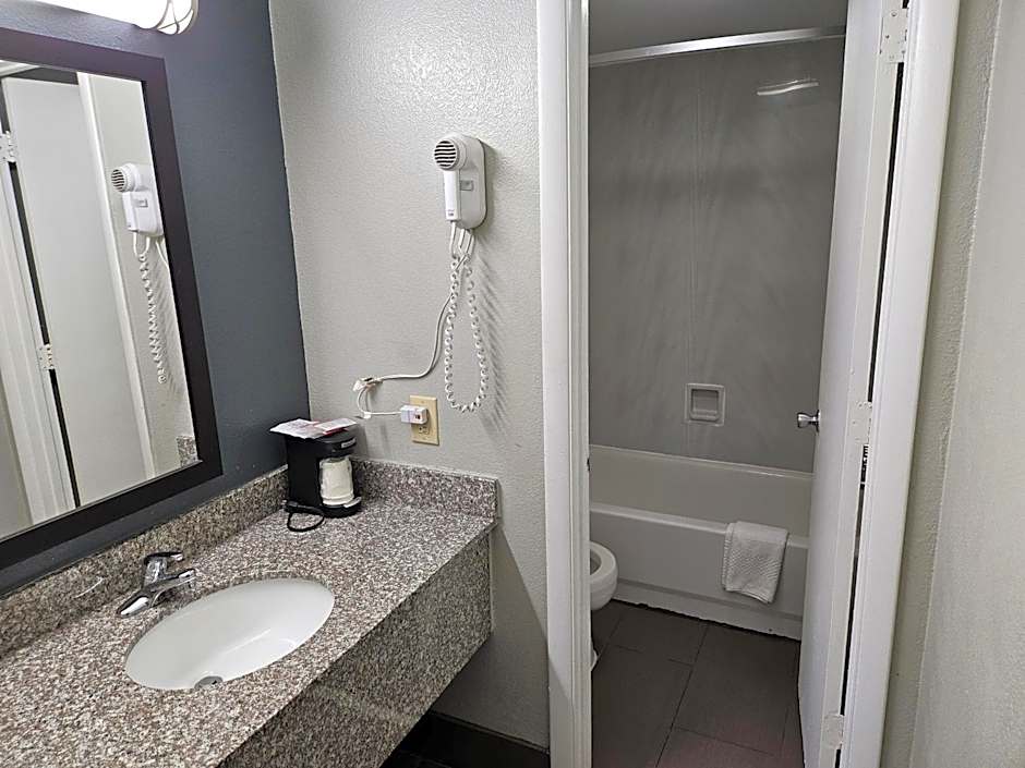 Econo Lodge Biltmore