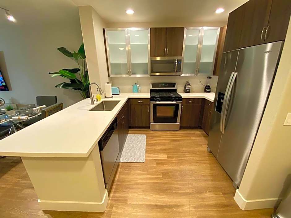 Penthouse One Bedroom Garden View Condo by UCLA