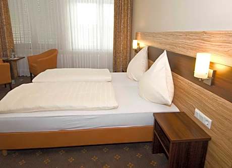 Comfort Single Room(2 Double Beds and 1 Double Sofa Bed)