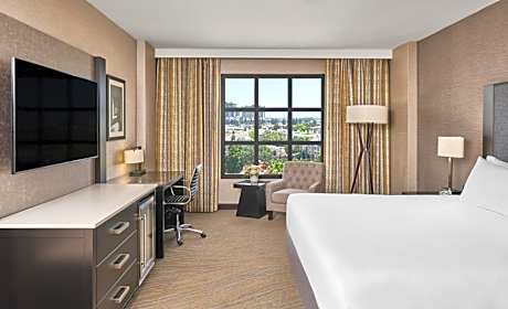 King Room with Bath Tub - Mobility Accessible
