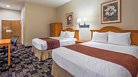 Queen Room with Two Queen Beds and Bath Tub - Mobility Accessible