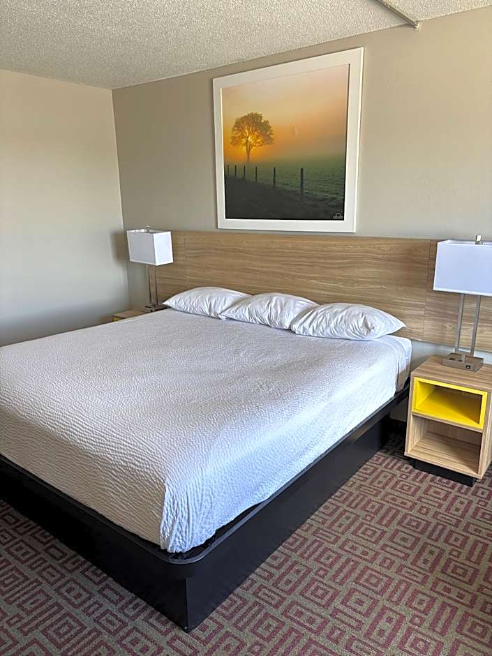 Days Inn by Wyndham West Branch Iowa City Area