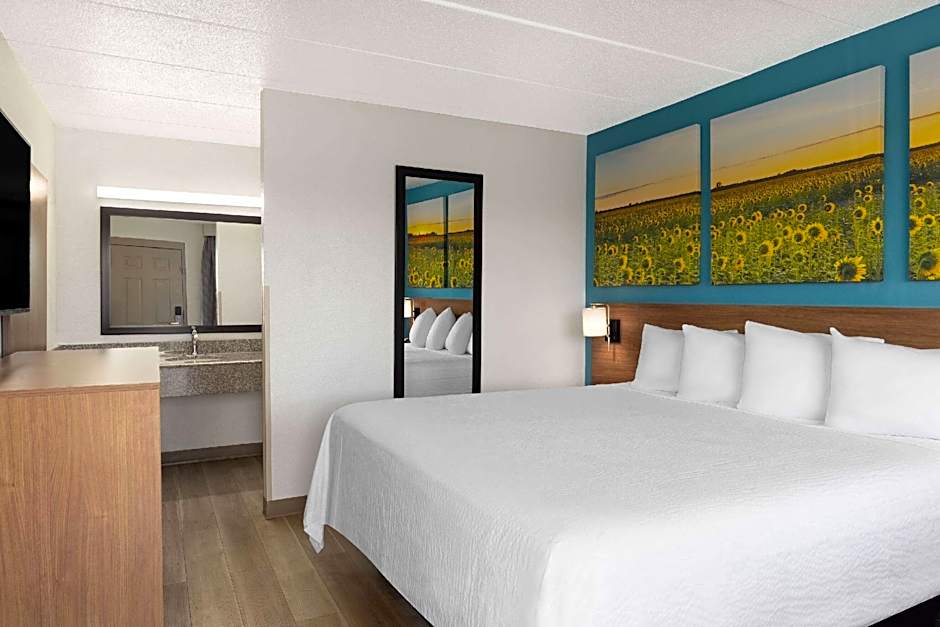 Days Inn & Suites by Wyndham Indianapolis Airport East