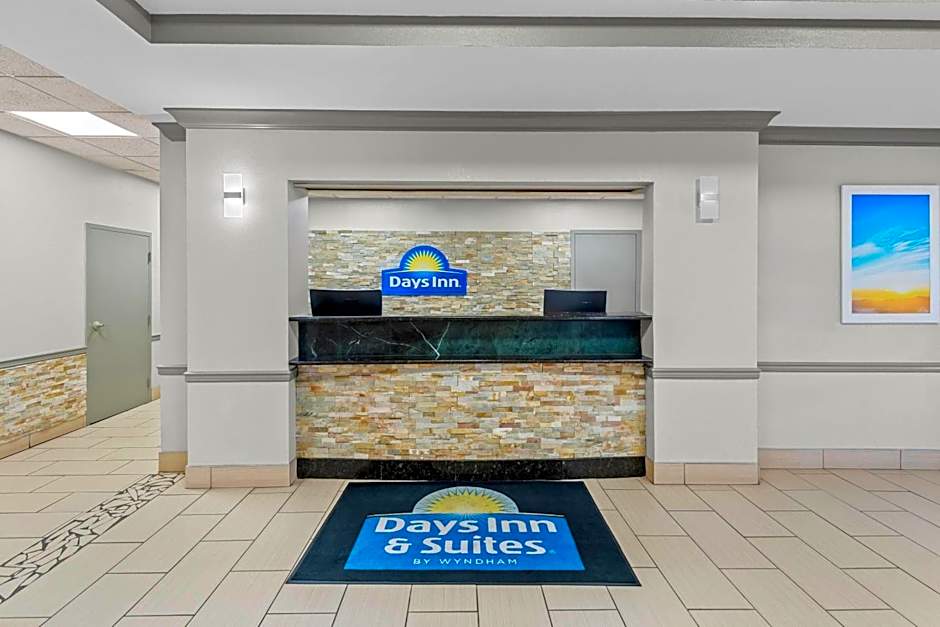 Days Inn & Suites by Wyndham Cedar Rapids