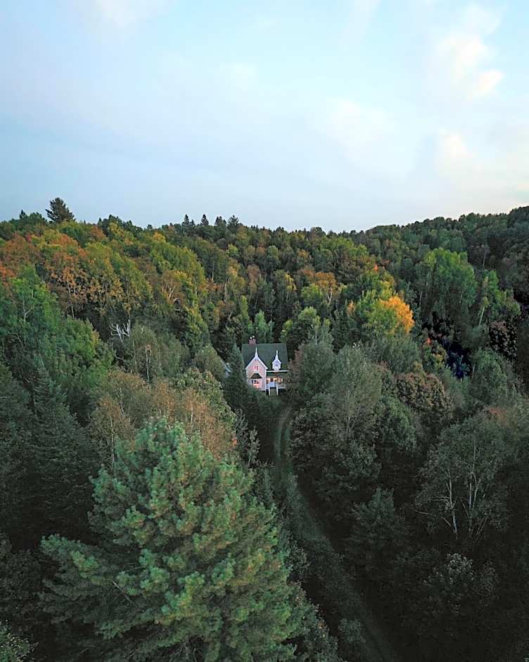 Le Pavillon! Comfort in Nature with spa and fireplaces