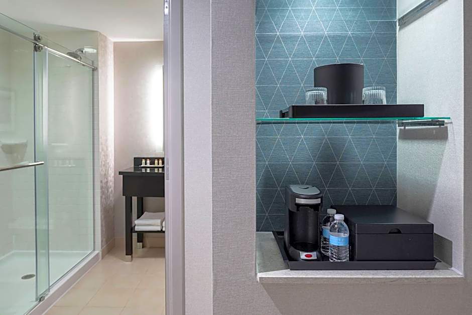 Renaissance by Marriott Boston Patriot Place Hotel