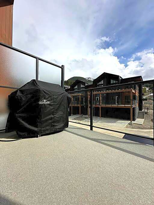 Private Hot Tub Ski In Ski Out Sleeps 9