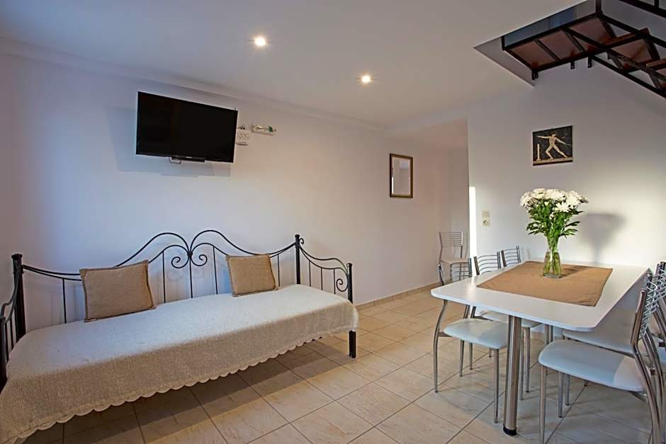 Birds Villa Apartments with Heated Pool - Including Car and Breakfast