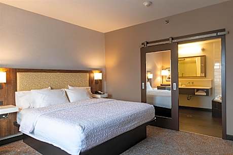 1 King Whrlpl/Microwv/Fridge/Wet Bar Suite Ns