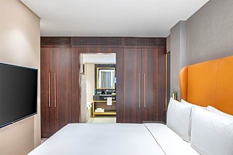 One-Bedroom Residential Suite with Lounge Access