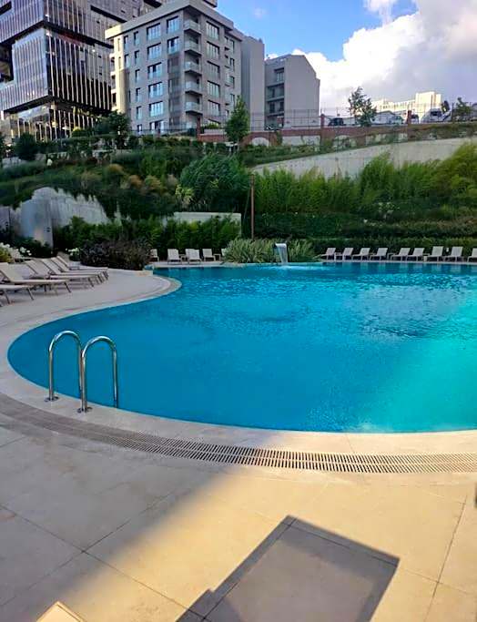 Elegant 2 bedroom apt Sinpas queen gym pools