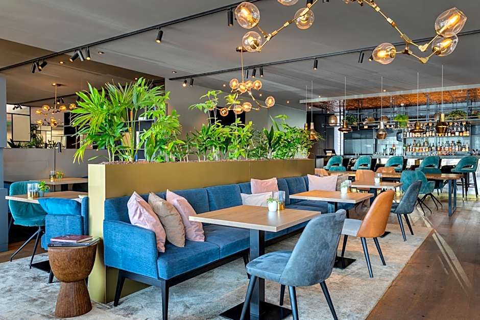 Renaissance by Marriott Amsterdam Schiphol Airport Hotel