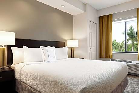 Studio, 1 King Bed (Mobility/Hearing Access, Roll-in Shwr) (1 King Bed)