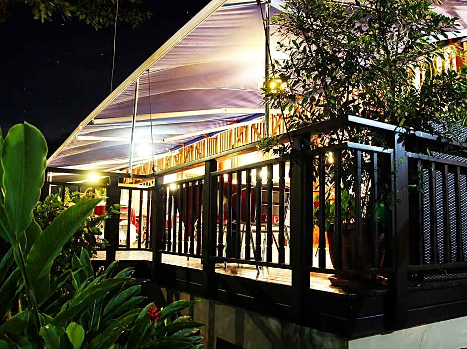 Pirogue Lodge