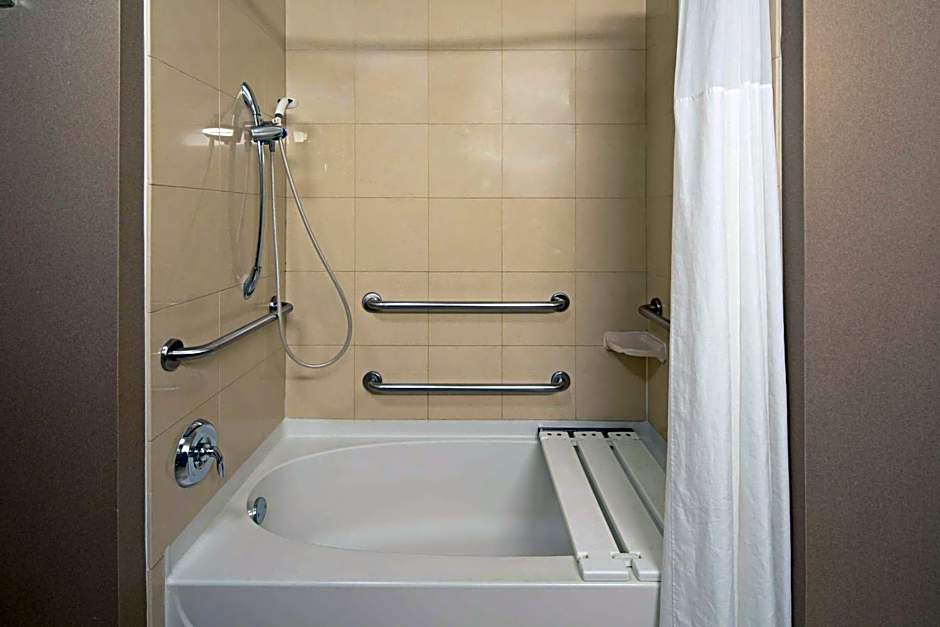 Hampton Inn By Hilton Visalia