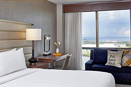 Deluxe King Room with River View and Tub - Mobility Accessible