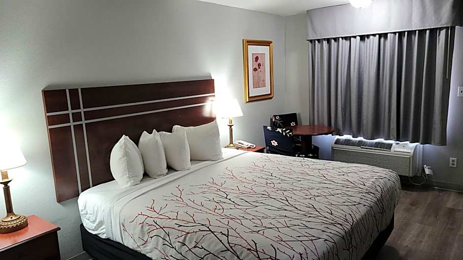 Rancho San Diego Inn & Suites