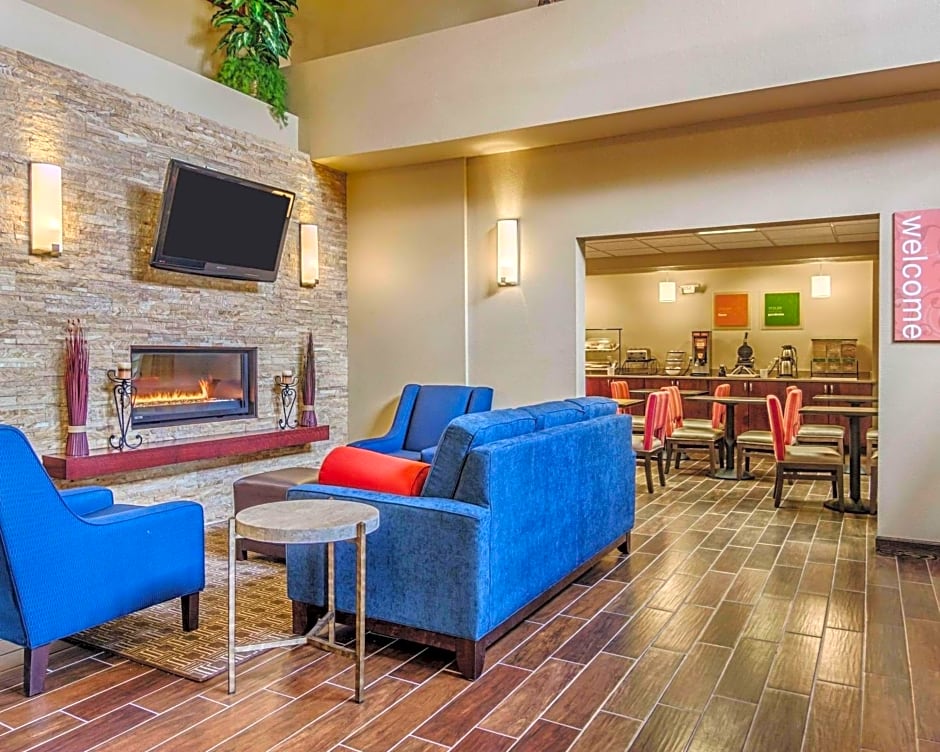 Comfort Inn & Suites Grafton-Cedarburg