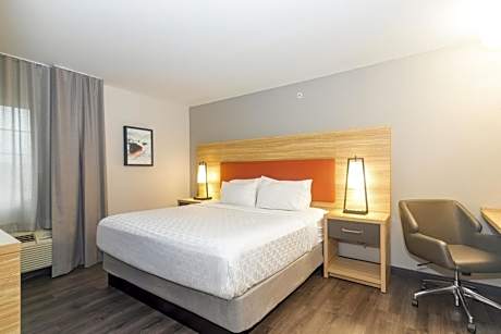 1 Queen 1 Bedroom Suite