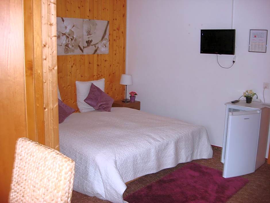 Photo 1 of 14 of Double Room