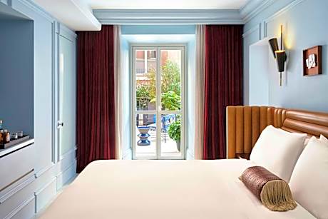 Premier Deluxe King Room with Garden View and Balcony