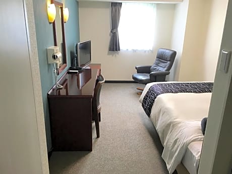 Single Room with Bathroom - Non-Smoking